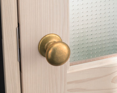 経年変化した真鍮ハンドル（木製ドアとドットのデザインガラス）