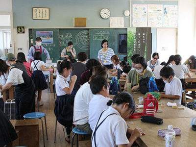 地元小学校で木育出前授業 ヒノキでキーホルダーづくり