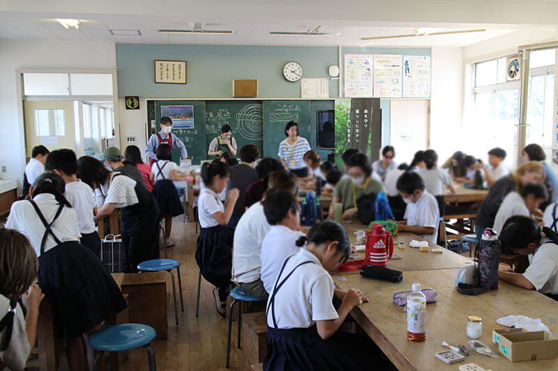 小学校の図工教室での木育授業風景